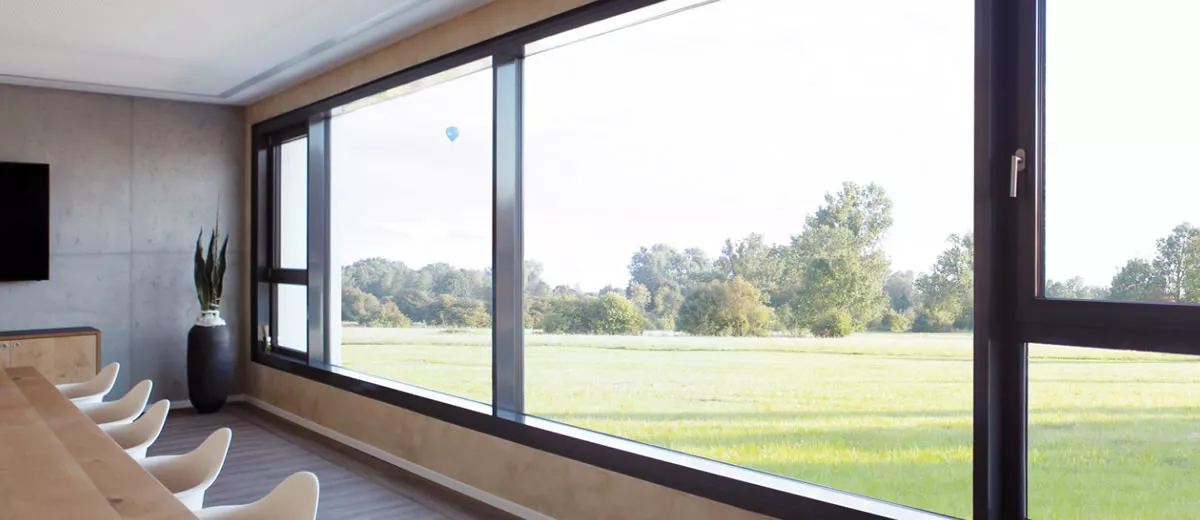 moderne aluminiumfenster mit grossen glasflächen