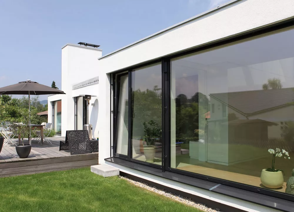 aluminiumfenster an moderner hausfassade in der schweiz