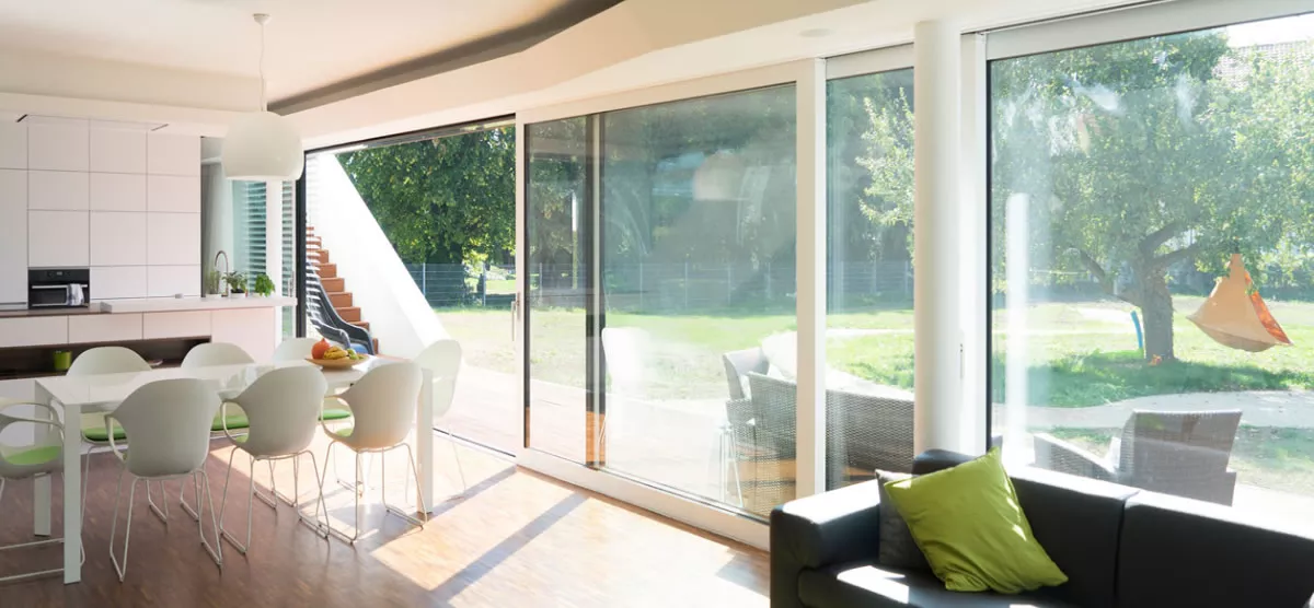hebe schiebetuer mit grossen glasflaechen zur terrasse in der schweiz