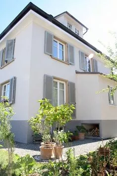 Klappläden moderne Farben Fassadendesign