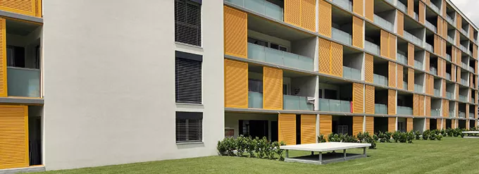 Schiebeläden mit feststehenden Lamellen moderne Fassade