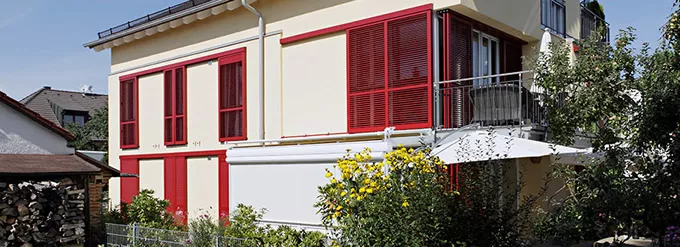 Bewegliche Lamellen Schiebeläden moderne Architektur